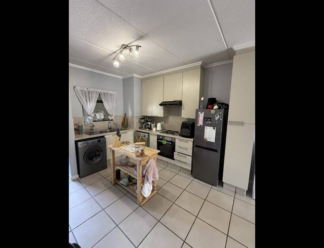 2 BEDROOM APARTMENT FOR SALE IN BRYANSTON